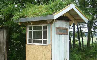 Летний туалет на даче - строение простое