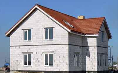 Дом из ячеистого бетона можно возвести быстро.