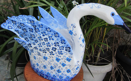 Поделки для сада: лебедь из пластиковой емкости