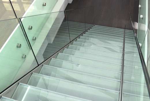 Лестницы стеклянные способны выдержать большие нагрузки
