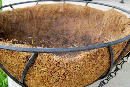 Вкладыш из кокосового волокна свободно пропускает воду