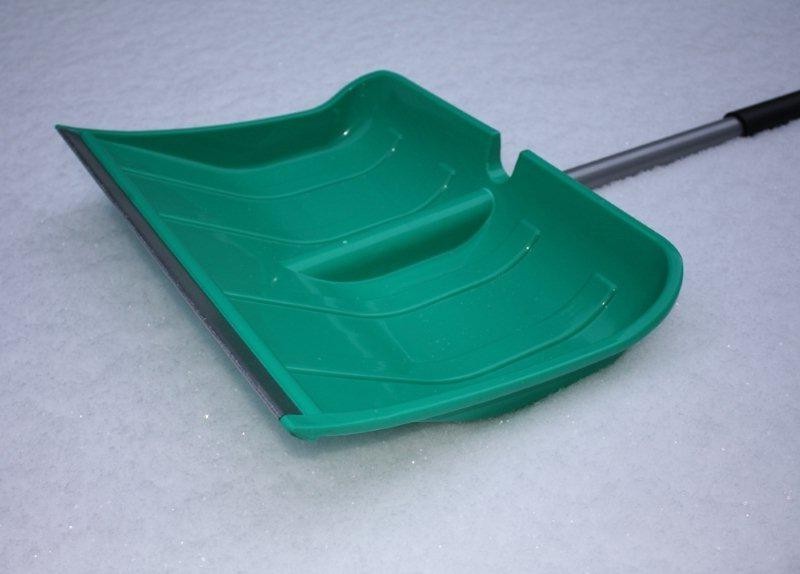 Уборка снега легко лопатой - удовольствие