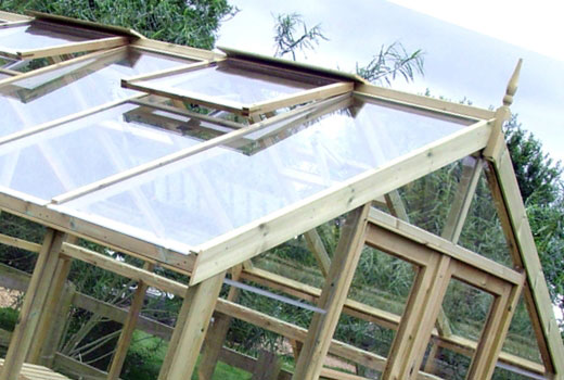 Двускатная крыша для теплицы проста и эффективна