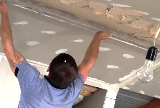 Выровнять потолок при оштукатуривании помогут маяки