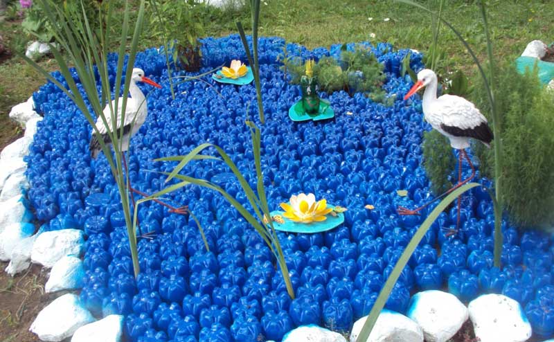 Украшение любимого сада с помощью пластиковых бутылок