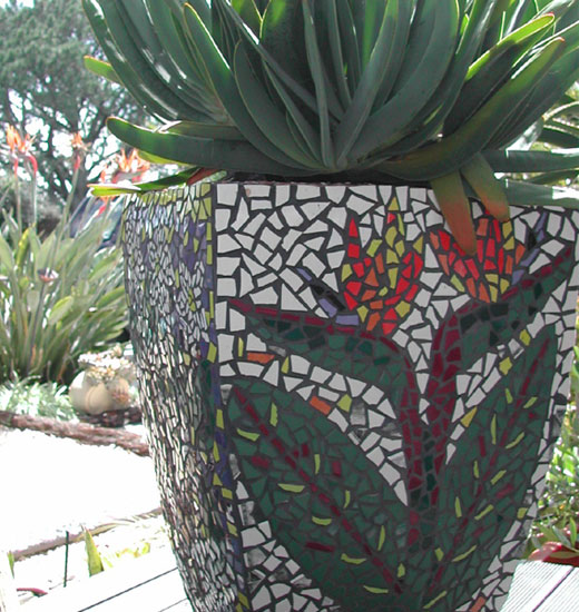 Поделки для сада можно декорировать мозаикой