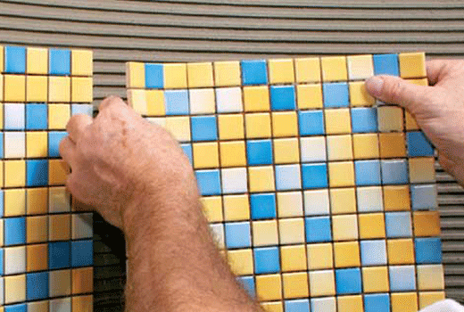 Как приклеивать плитку мозаику