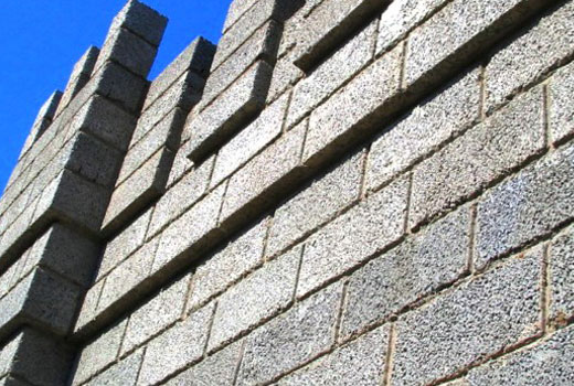 Стена из керамзитобетонных блоков 