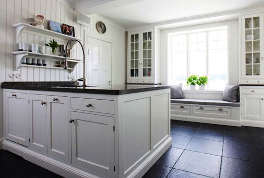 Белая кухня в деревянном доме 