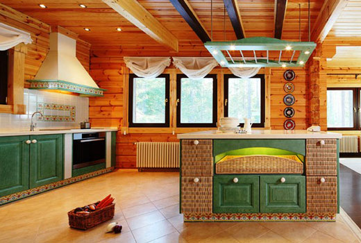 Красивая кухня в деревянном доме 