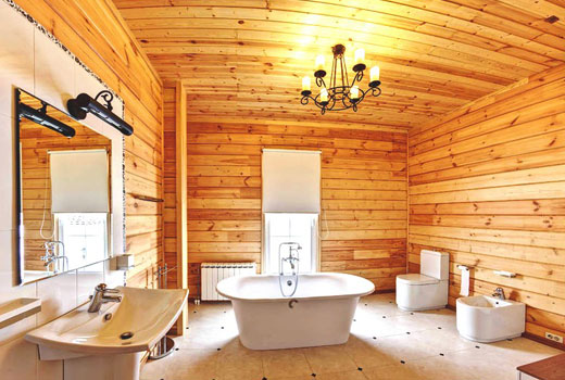 Большая ванная комната в деревянном доме 