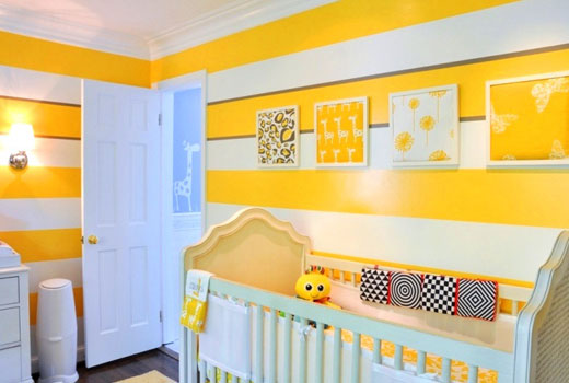 Желтые полоски на  стенах детской комнаты