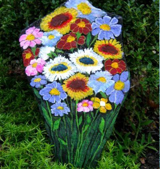 Букет цветов - расписанный камень в саду 