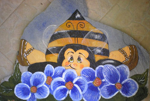 Пчелка с цветочками на камне рисунок 