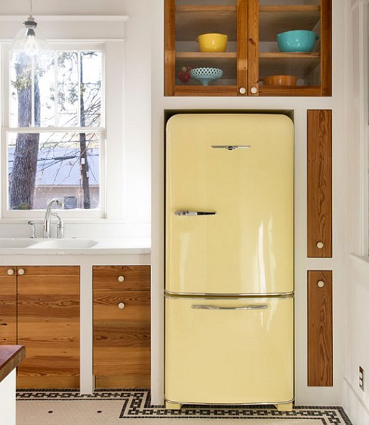 холодильник в маленькой кухне 