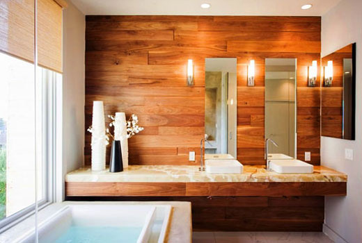 ванная с деревянной отделкой 