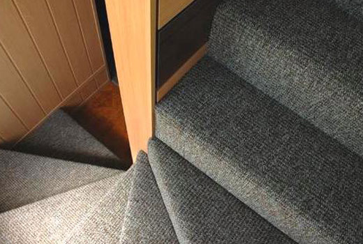 серый ковролин на лестнице